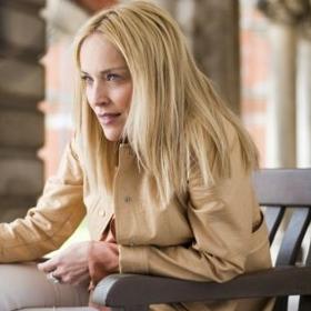 Vystudovala tvůrčí psaní a výtvarné umění.