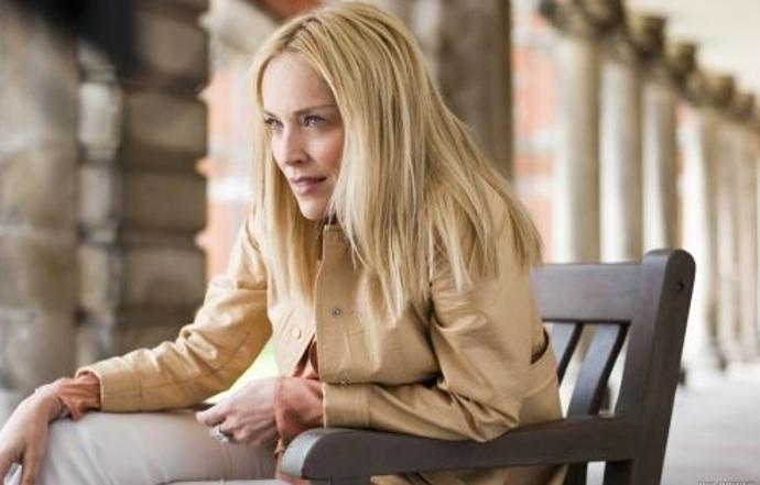 Vystudovala tvůrčí psaní a výtvarné umění.