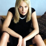 Otevřeně se hlásí k bisexualitě.