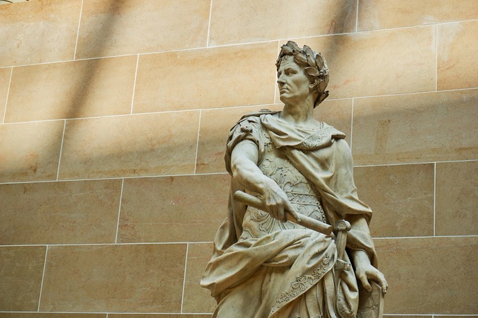 Julius Caesar svou slavnou poslední řeč nikdy nevyřknul. Pouze si tógou zakryl obličej aby neviděl své vrahy