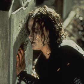 Bruce Lee a James O’Barr si byli velice blízcí. Jeho smrt si Barr dlouho vyčítal a dával si ji za vinu