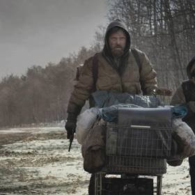 Cesta je filmem, který nám ukazuje, jak lidé přestávají lidmi být, když se dostanou do velkých krizových situací