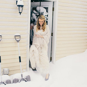 V průběhu tohoto dne připadlo více než půl metru sněhu a větrné poryvy dosahovaly rychlosti 60 km/hod. I přesto se ale svatba uskutečnila. Díky tomu se novomanželé mohou pochlubit kouzelnými a jedinečnými svatebními fotografiemi od Justina Johnsona.