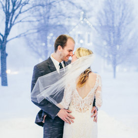 „Pamatuju si, jak jsem vyšla z kostela ven, chycená za Ryanovu ruku, a viděla všechno pokryté sněhem i ustavičné sněžení, a jak mě dostalo, jaký krásný a magický ten den ve skutečnosti byl,“ dodala.