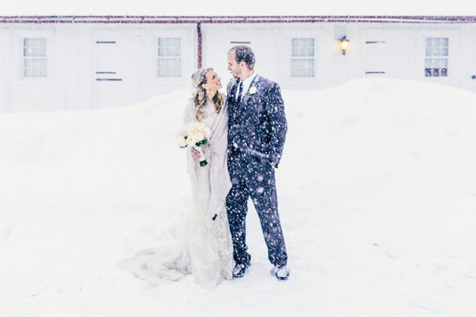 Účast pochopitelně neodřekli nejbližší. Rodina ženicha si na poslední chvíli pronajala SUV, když selhala její doprava.