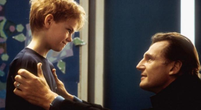 Ano, Thomas Brodie-Sangster, je skutečně ten roztomilý klučina, který zářil vedle Liama Neesona ve filmu Láska nebeská.