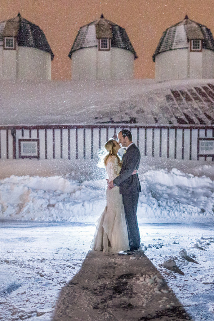 „Byli tak nadšení a v pohodě jako v kterýkoliv jiný den,“ prozradil o svatebčanech Johnson. „Dokonce nechtěli dovnitř, i když venku sněžilo.“