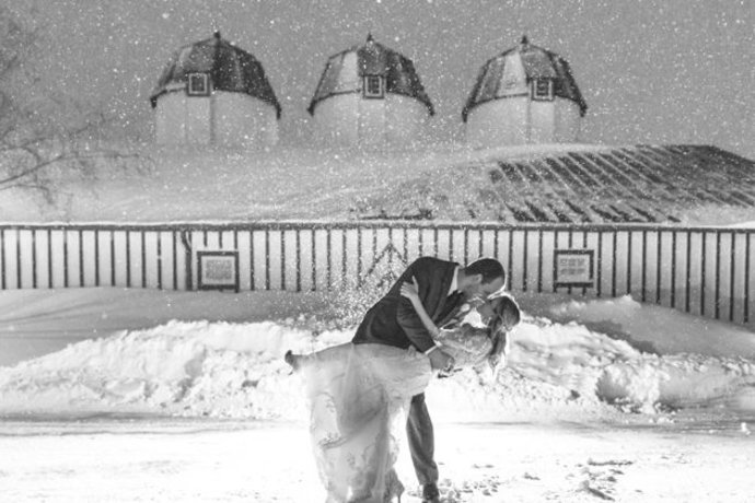 Joanna a Ryan Trautmanovi ukázali, že nepříznivé počasí ve svatební den nemusí být komplikací, ale výhodou.