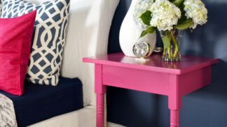 S nádherně vyzdobeným nočním stolkem rozkvete celá ložnice.