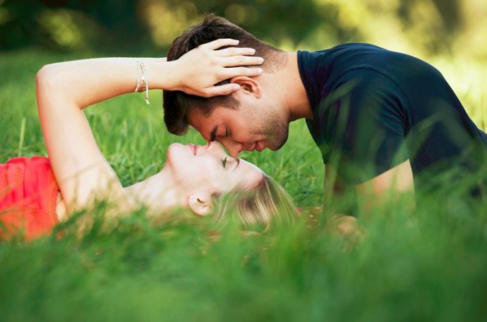 Líbání má podle odborníků blahodárný účinek i na vaše zuby. Chrání totiž před zubními kazy a záněty. Posiluje ale i vaši celkovou imunitu.