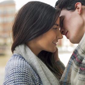 Když vás začne šíleně bolest hlava, místo prášku raději sáhněte po svém partnerovi a vášnivě se s ním líbejte. Uvidíte, že bolest za chvíli odezní.