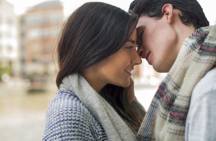 Když vás začne šíleně bolest hlava, místo prášku raději sáhněte po svém partnerovi a vášnivě se s ním líbejte. Uvidíte, že bolest za chvíli odezní.