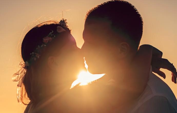 Když se budete často líbat, budete stále spokojení a předejdete tak negativnímu působení stresu.