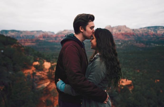 Líbání je lékem skoro na vše. Minimálně vyplavuje takzvané hormony štěstí, které zlepšují náladu.