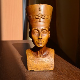 její sošky a přívěsky jsou k dostání pro turisty v celém Egyptě