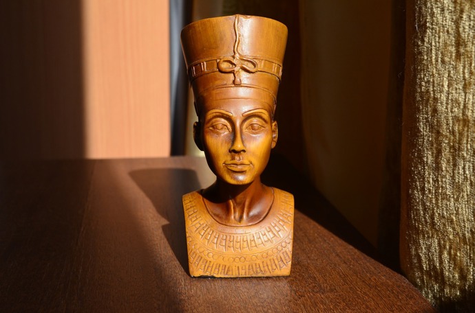 její sošky a přívěsky jsou k dostání pro turisty v celém Egyptě