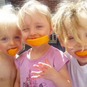 Když si bezdětná stěžuje, že na sebe nemá vůbec čas, matka se jen zasměje.