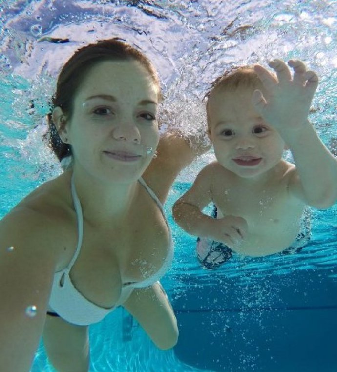 Matka nespí skoro vůbec, pořád kojí, přebaluje a kolébe miminko, aby usnulo.