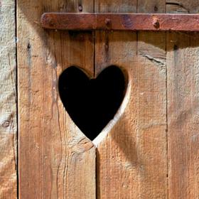 Na prkénko si rozhodně nesedejte.