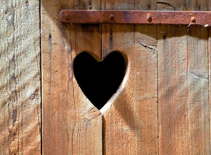 Na prkénko si rozhodně nesedejte.