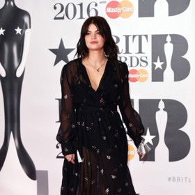 Pixie Geldof, modelka, zpěvačka a dcera slavného muzikanta a politického aktivisty Boba Geldofa, si pohrála s materiály a střihem. Zatímco rozevlátá sukně a volné rukávy evokují éru hippies a Pixie dělají rozpustilou, průsvitná látka dodává na sex-appealu.