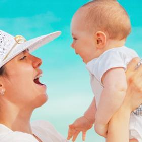 Když se žena dnes stane mladou maminkou, lidé ji odsuzují.