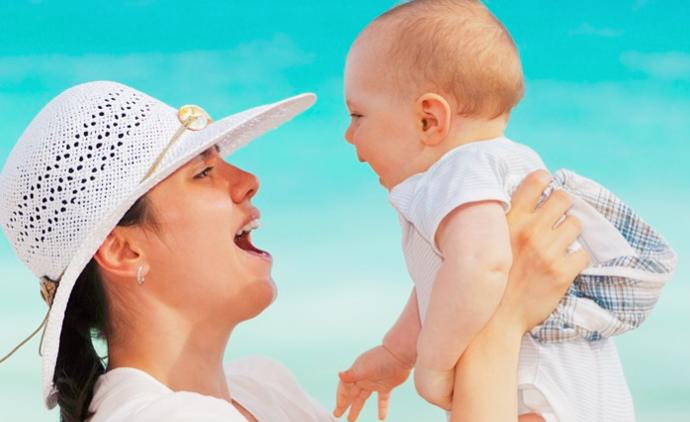 Když se žena dnes stane mladou maminkou, lidé ji odsuzují.