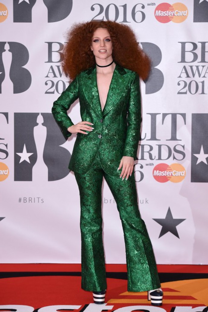 Růžové stíny, „sedmdesátkové“ platformy a hlavně třpytivé zvonáče! Zpěvačka Jess Glynne byla jednoznačně největší divou večera.