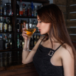 Alkohol se pije pomalu a měla byste přitom vypadat hezky.