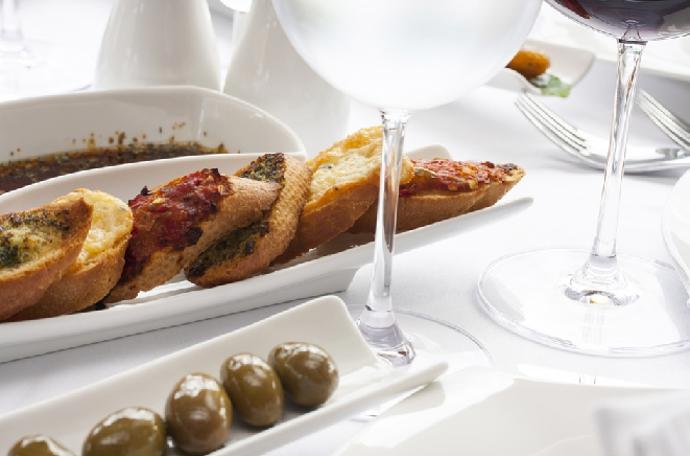 Před hlavním jídlem se dává předkrm.