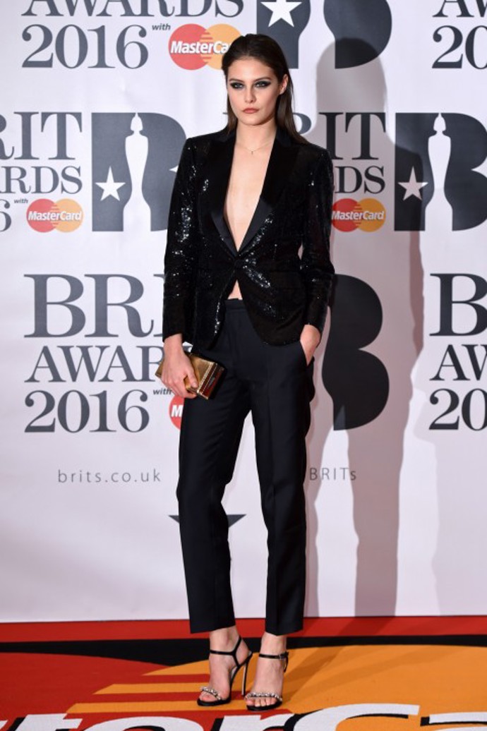 Dráždivý klučičí styl zase předvedla modelka Charlotte Wiggins.