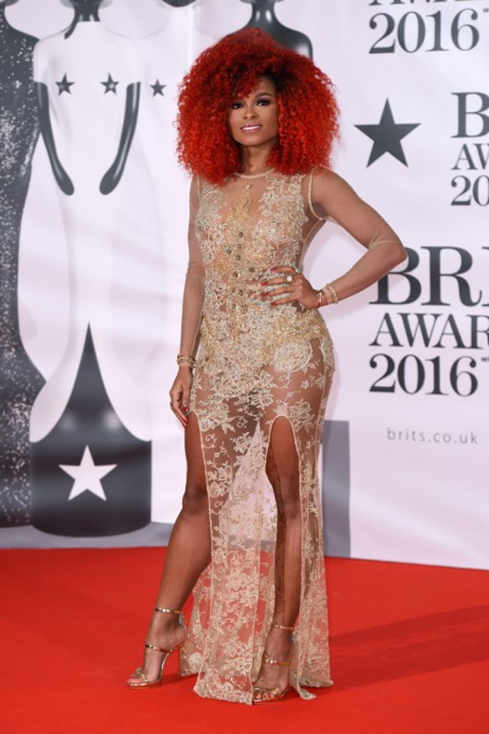 Zkrotit vlasy se zpěvačce Fleur East sice nepodařilo, pohledy přítomných však ano. Stáčely se k její krajkové róbě, která působila coby druhá kůže.