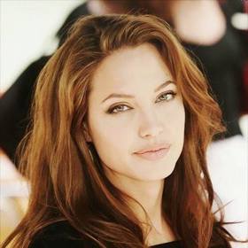 Angelina Jolie založila nadaci na pomo ženám s rakovinou