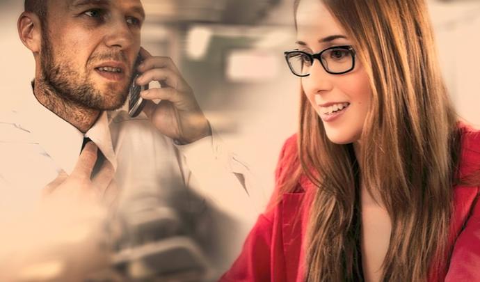 Můžete svému miláčkovi věřit sebevíc, ale když se kolem něj motá hezká kolegyně z práce, jste vzteky bez sebe.