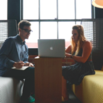 I přes to, že s tím nic nenaděláte a vás partner s ní prostě pracovat musí, z nějakého důvodu ji prostě nemáte ráda.