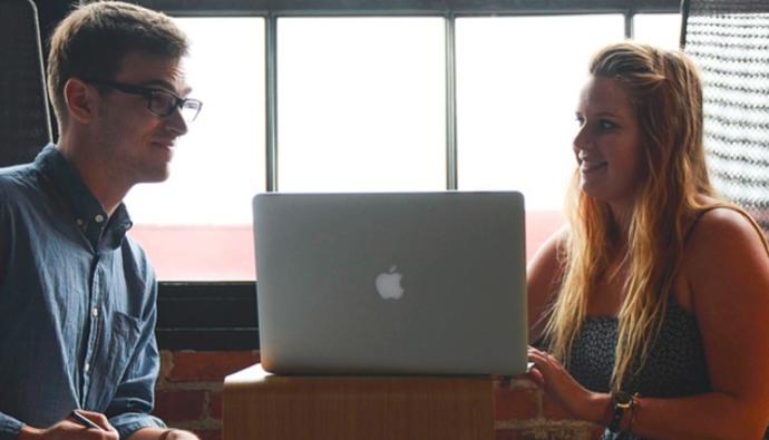 Když uvidíte krásnou kolegyni vašeho partnera, z nějakého důvodu ji prostě nemáte ráda.