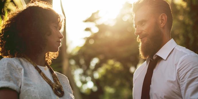 Denně je v kontaktu s vaším partnerem, chodí s ním na obědy a vlastně sním tráví více času než vy.