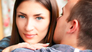 Plné rty, zářivý úsměv i husté vlasy. 5 věcí, které nás přitahují na mužích