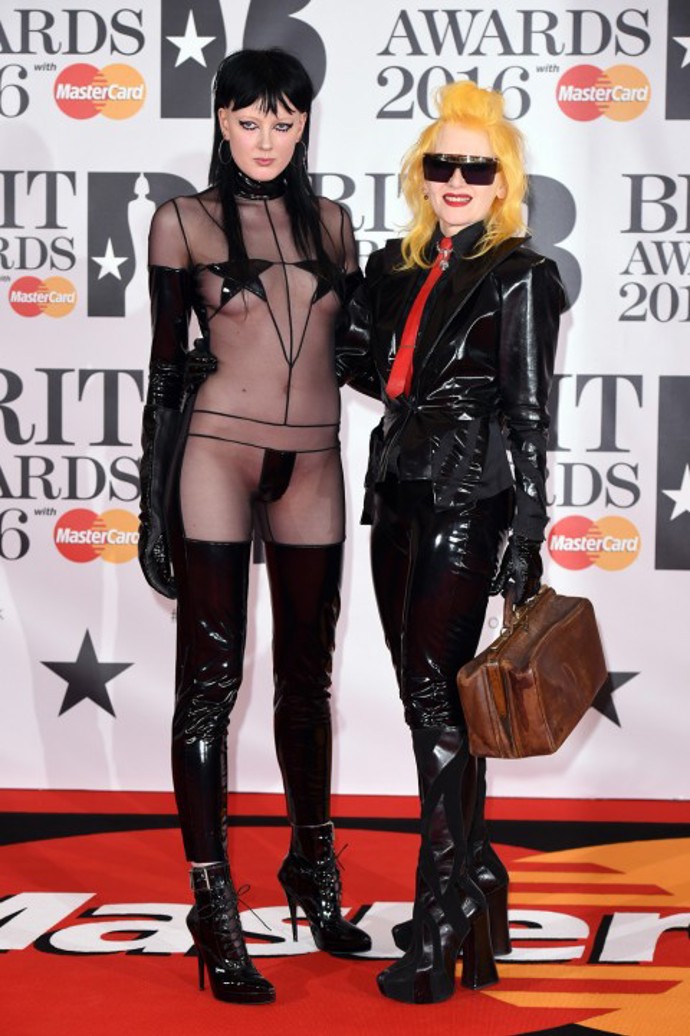 Pam Hogg a Sadie Pinn bohužel zraky přitáhly také. Komu není rady...