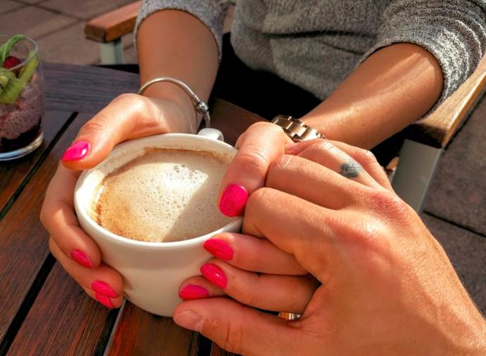 Rty a ruce jsou jedny z prvních věcí, kterých si žena na muži všimne.