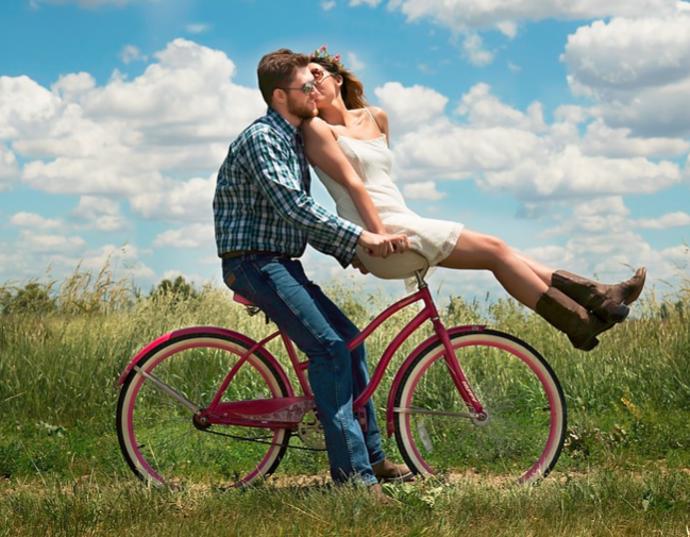 Když se vám někdo líbí, důležitý je oční kontakt.