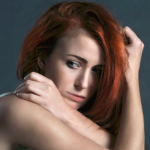 Člověk se občas cítí nešťastný, zoufalý a nejradši by se zabalil pod peřinu a několik dní nevylezl ven.