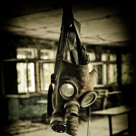 Lidé, kteří se v roce 1986 často bez jakýchkoliv ochranných pomůcek pokoušeli zničený reaktor hasit, zemřeli buď hned, nebo v následujících letech. Plynové masky jsou připomínkou těch, kteří měli alespoň nějakou ochranu.