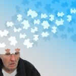 Alzheimerova choroba je degenerativní onemocnění mozku. Patří k nejčastějším typům stařecké demence. Její včasně odhalení dokáže progres s pomocí moderní terapie zpomalit.
