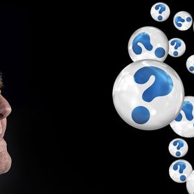 Problém je, že u každého takto postiženého jedince se Alzheimerova choroba může projevovat trochu jinak. Přesněji řečeno, definující příznaky nastupují pozvolna či rychle a v jiném pořadí. 