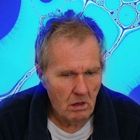 Každému se občas stane, že zapomene, jaký je den, nebo se rychle neumí zorientovat na nějakém místě. Jenže člověk s Alzheimerovou chorobou se ztratí i na důvěrně známém místě a bez pomoci není schopen se dostat domů. 