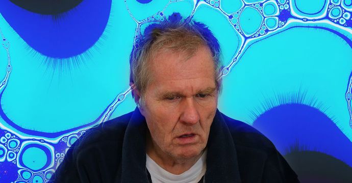 Každému se občas stane, že zapomene, jaký je den, nebo se rychle neumí zorientovat na nějakém místě. Jenže člověk s Alzheimerovou chorobou se ztratí i na důvěrně známém místě a bez pomoci není schopen se dostat domů. 