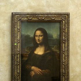 Obraz chrání neprůstřelné sklo. Je velice dobře střežena