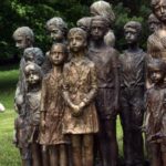 Atentát Gabčika s Kubišem byl sice úspěšný, ale následky byly kruté. Lidice jsou jasným důkazem