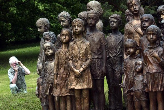 Atentát Gabčika s Kubišem byl sice úspěšný, ale následky byly kruté. Lidice jsou jasným důkazem